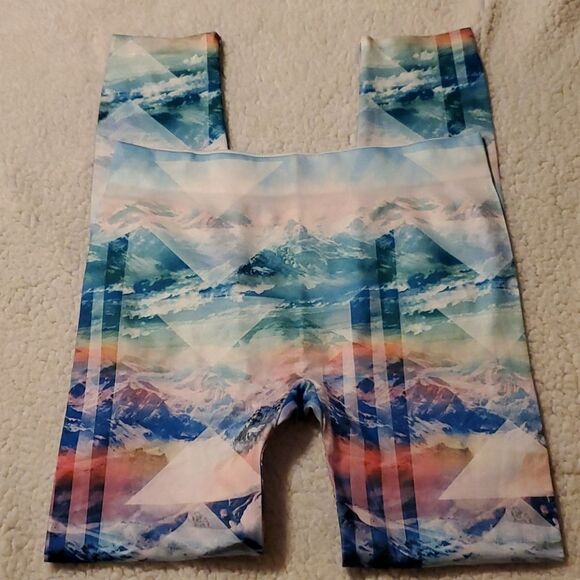 No Boundaries Scenic Design Leggings 11/13 - Picture 2 of 9